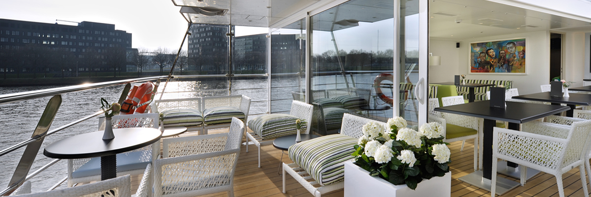 La encantadora Terraza ubicada en Popa del MS River Voyager MS RIVER VOYAGER CRUCEROS FLUVIALES RHIN CRUCEROS FLUVIALES PANAVISION CRUCEROS EN RIO CRUCEROS CRUCEROS FLUVIALES RHIN CRUCEROS AMSTERDAM CRUCEROS BASILEA CRUCEROS COLONIA RHINE RIVER CRUISES MS RIVER VOYAGER RIVER CRUISES SMALL CRUISES #CrucerosFluviales #FluvialesPanavision #Panavision #RiverCruises #MSRiverVoyager #RiverVoyager #CrucerosRio #CrucerosFamiliares #CrucerosGrupo